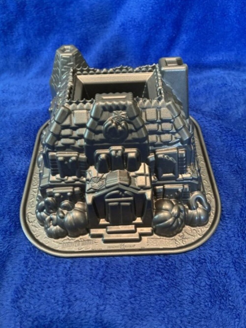 Nordic Ware Haunted Manor Bundt Pan 👻👽☠️🧙🧹